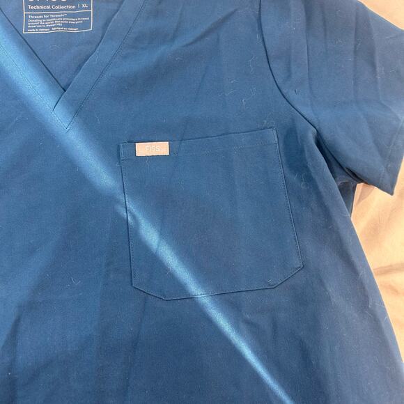 FIGS Technical Collection women's size XL Scrub top - Picture 1 of 4